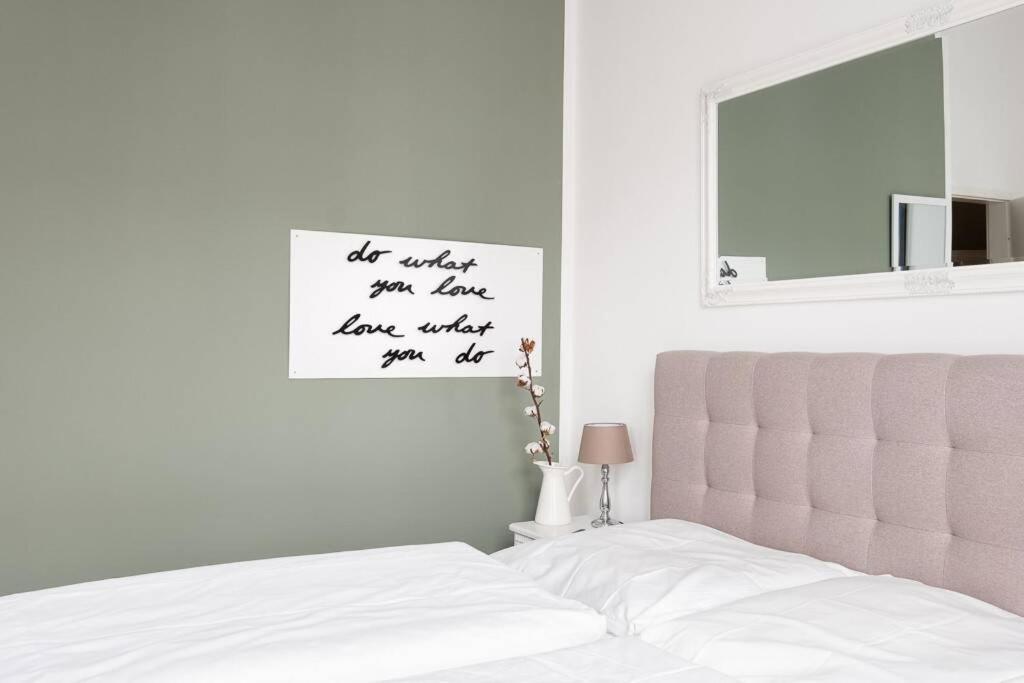 Sc 05 By Rockchair Apartments L Superhost Status L 2 Bedrooms Boxspringbeds Balcony Elevator - Cozy Family & Business Flair Welcomes You! Berlin Bagian luar foto
